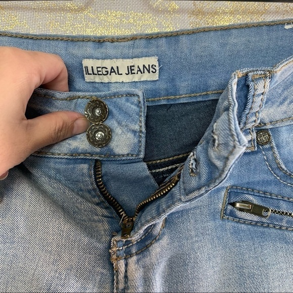 ILLEGAL Jeans Light Blue Wash Detailed Zipper Women’s Capris Jeans Size 5 - Picture 5 of 11